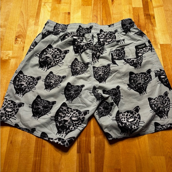 Volcom Gray Patterned Shorts - Picture 3 of 3